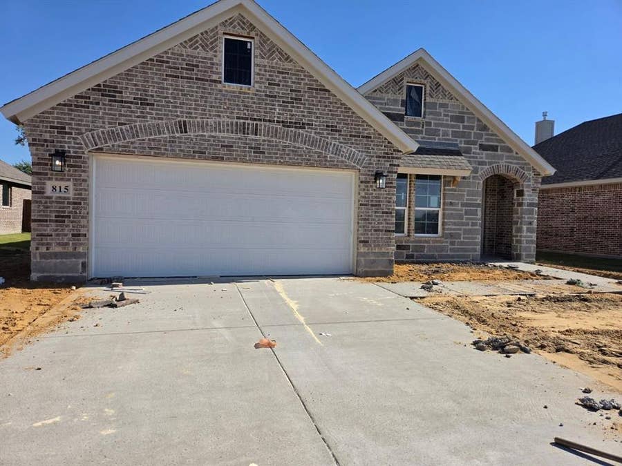 Property photo for 815 Silverleaf Drive, Ennis, TX