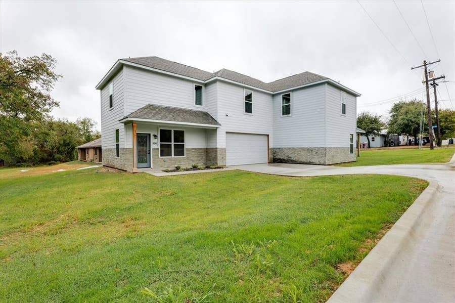 Property photo for 806 N Cates Street, Decatur, TX