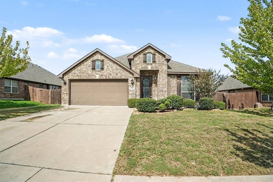 Property photo for 1004 Star Grass Drive, Mansfield, TX