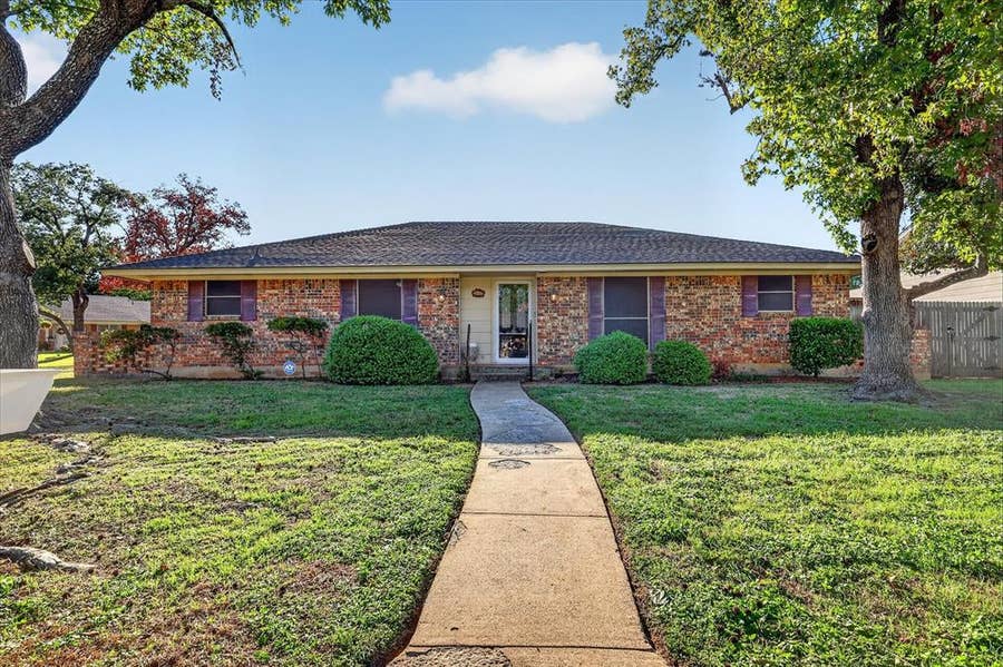 Property photo for 1818 Lakemont Court, Arlington, TX
