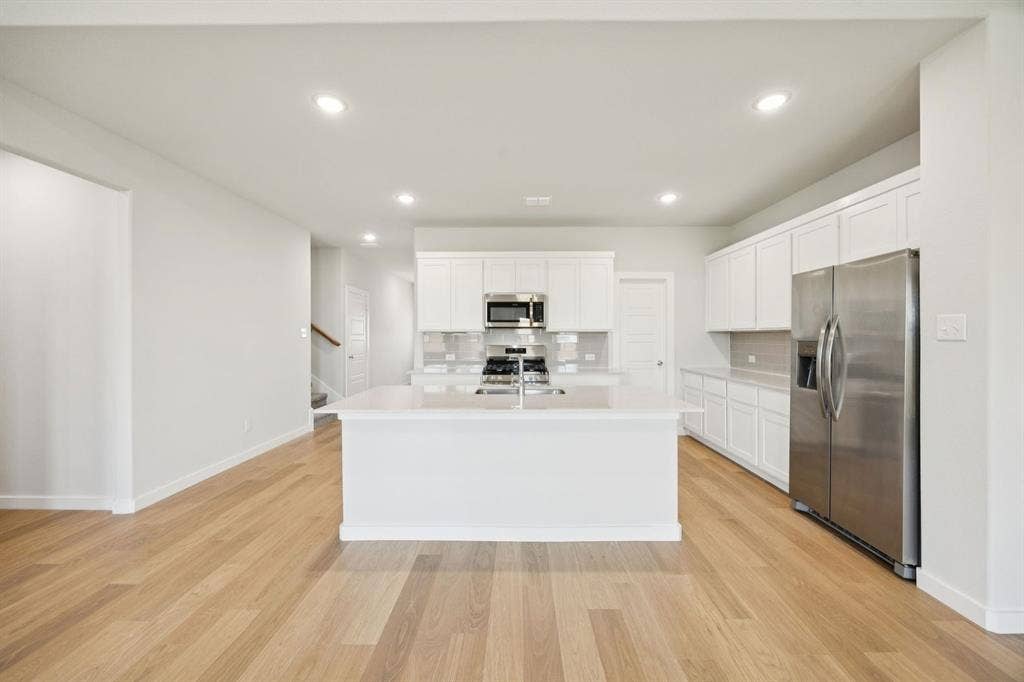 913 Bright Acre Trail, Lavon, TX 75166 Kitchen in the Masters home plan – REPRESENTATIVE PHOTO
