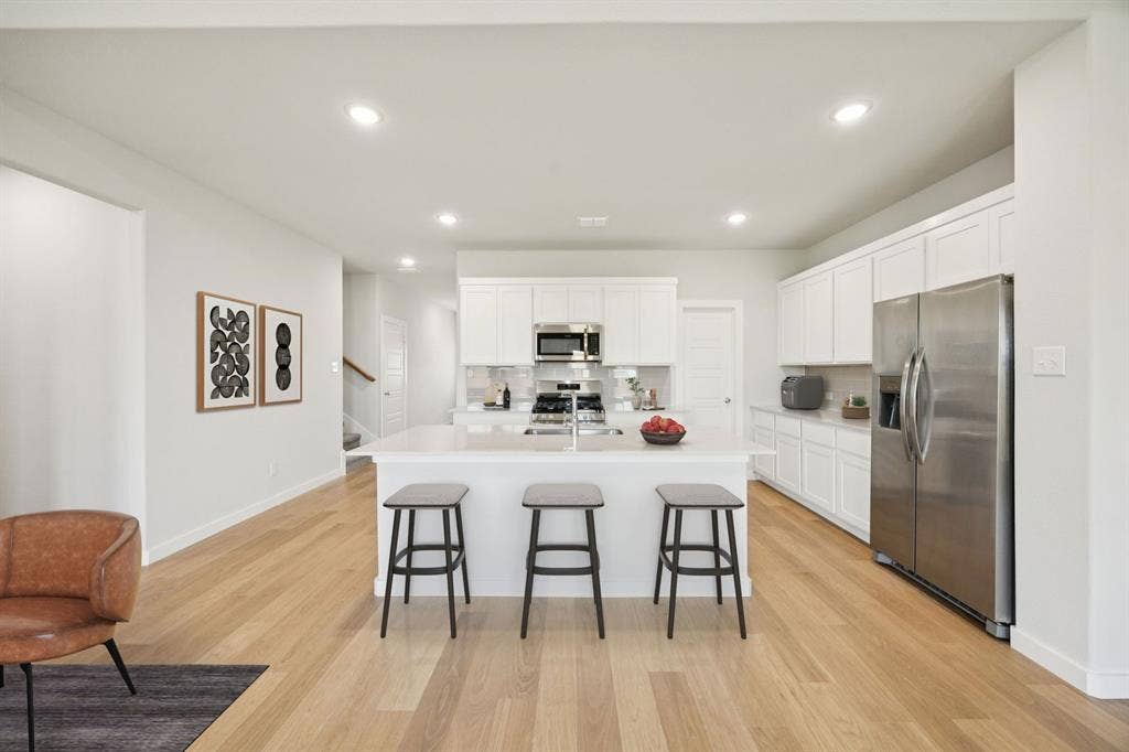 913 Bright Acre Trail, Lavon, TX 75166 Kitchen in the Masters home plan – REPRESENTATIVE PHOTO