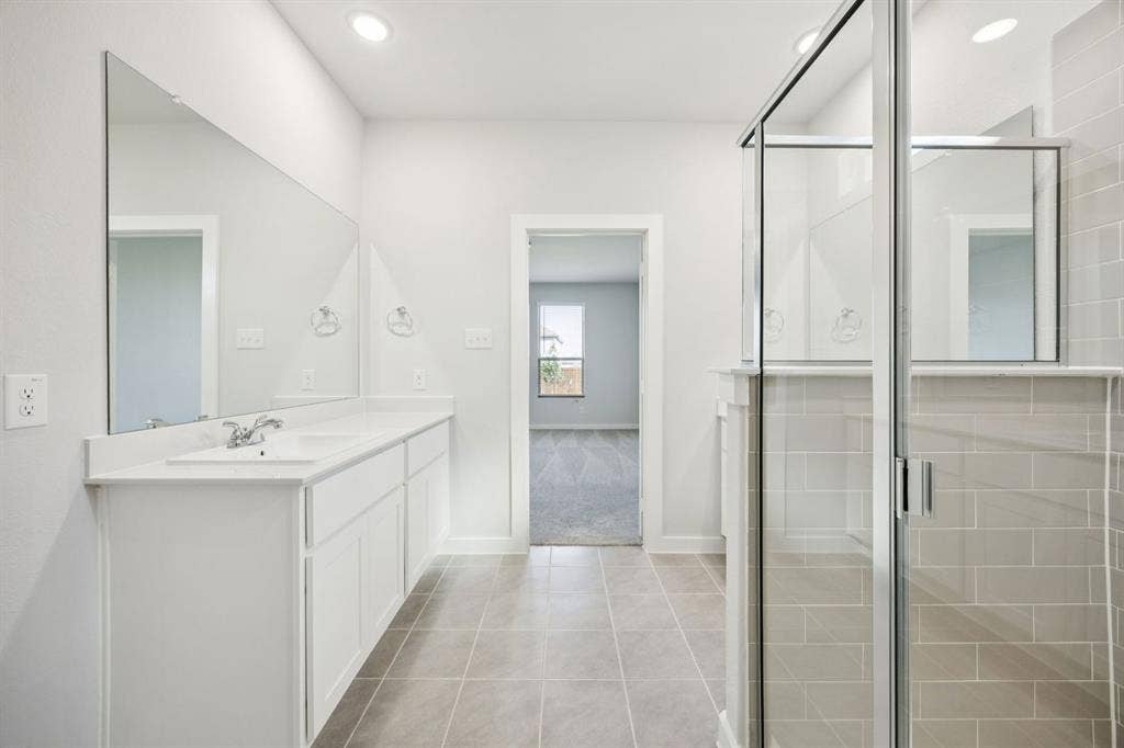 913 Bright Acre Trail, Lavon, TX 75166 Primary Bathroom in the Masters home plan – REPRESENTATIVE PHOTO