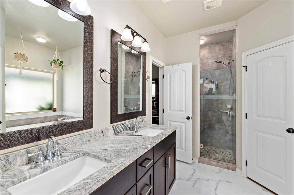 5407 Arrowhead Drive, Granbury, TX 76048 Master Bathroom