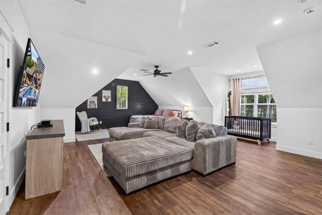 104 Oakbend Trail, Mabank, TX 75147 Upstairs bonus living area offering flexible space for a game room, media room, or additional living area. Full Bath with Tub & Tile shower serves the upstairs bedroom. Main Residence.
