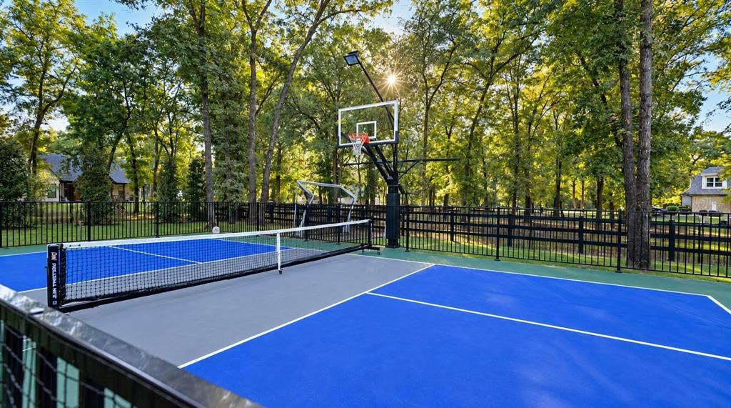 104 Oakbend Trail, Mabank, TX 75147 Fenced pickle ball court with basketball hoop with overhead light.