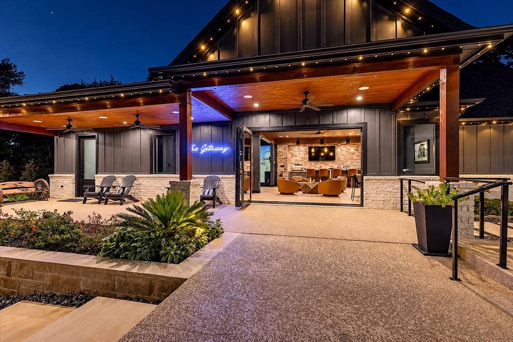 104 Oakbend Trail, Mabank, TX 75147 Detached 2,300 SF entertainment lounge, known as the Getaway, with accordion-style glass doors opening to the outdoor patio.