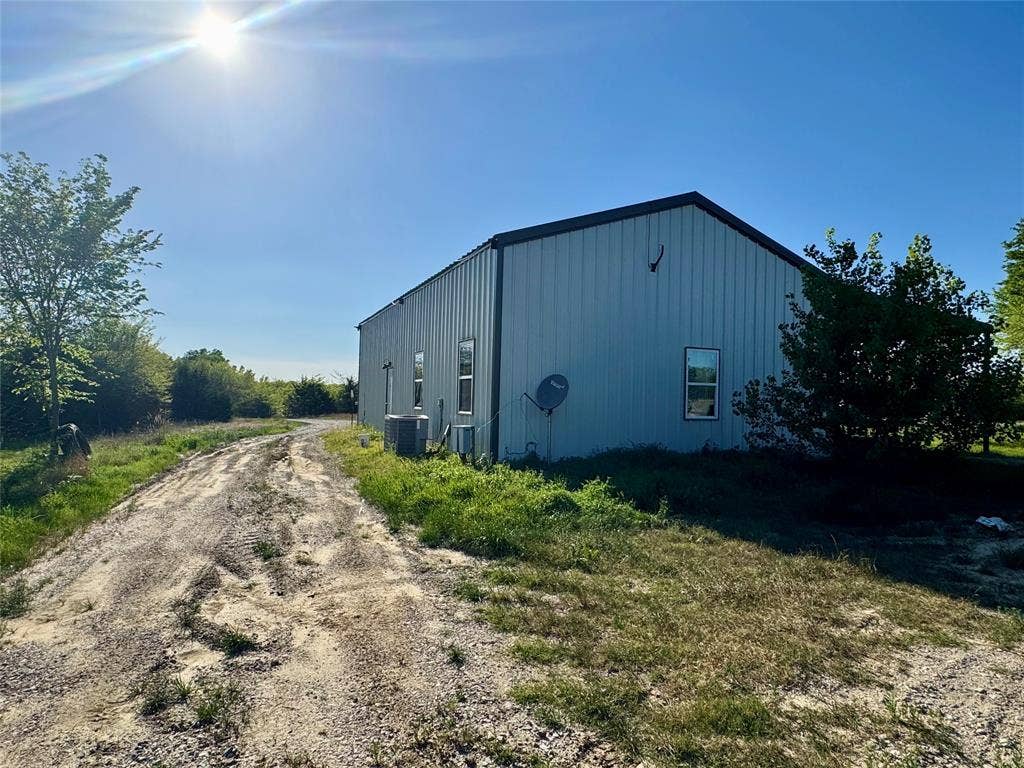 2377 FM 36 N, Farmersville, TX 75442 Bardno style workshop with kitchen and bedrooms