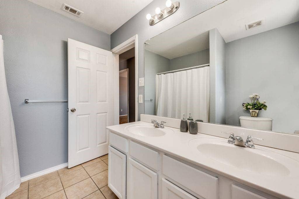 6916 Derbyshire Drive, Fort Worth, TX 76137