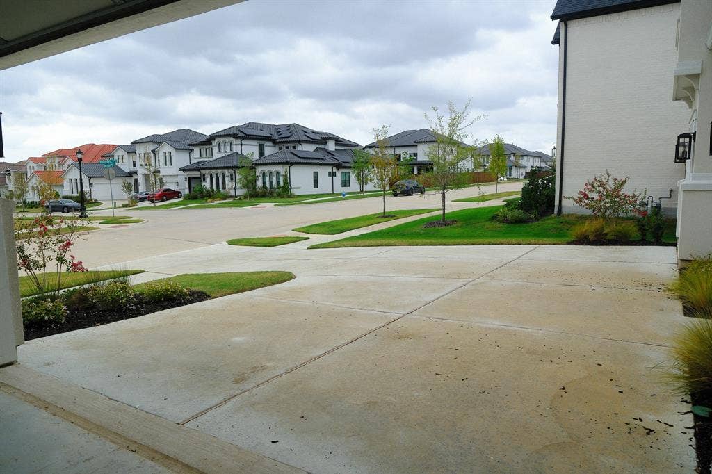 10694 Hollydale Lane, Frisco, TX 75035 Driveway