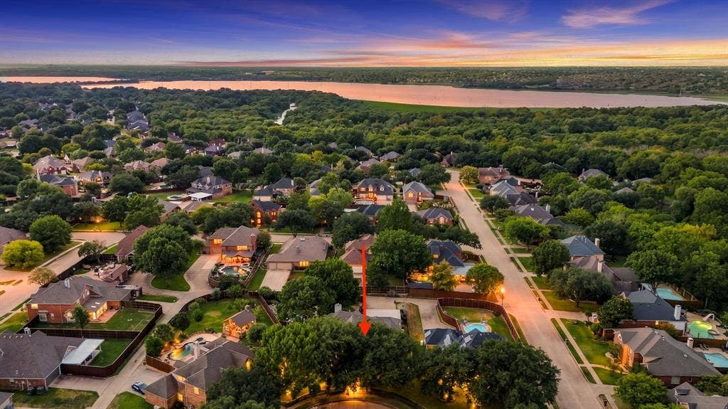 1906 Chapel Cove, Rowlett, TX 75088 Imagine living in this mature, cozy lakeside community.