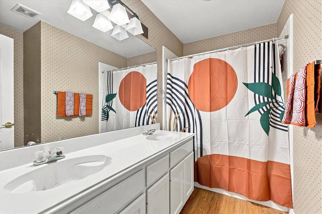 1906 Chapel Cove, Rowlett, TX 75088 Upstairs bathroom with tub shower combo.