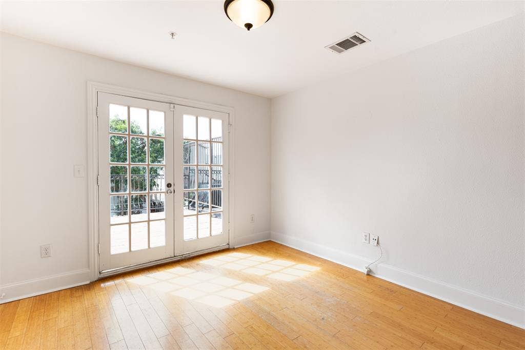 5713 Lewis Street, Dallas, TX 75206 Sitting room off the primary suite