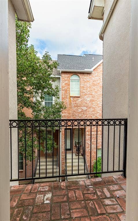 5713 Lewis Street, Dallas, TX 75206 Balcony off staircase