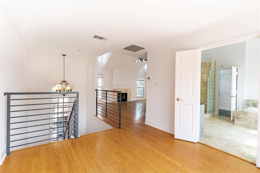 5713 Lewis Street, Dallas, TX 75206 Sitting room off the primary suite