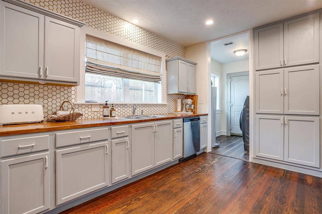 2711 Scott Avenue, Fort Worth, TX 76103 2711 Scott Avenue, Fort Worth, TX 76103