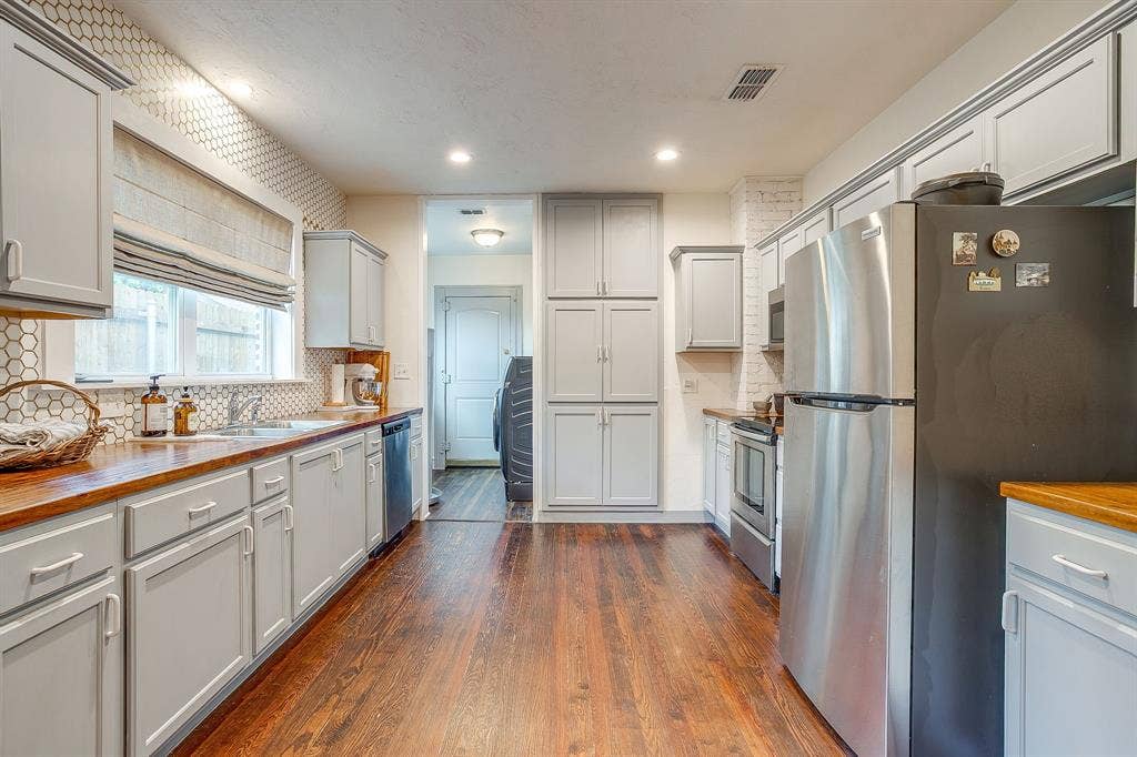 2711 Scott Avenue, Fort Worth, TX 76103 2711 Scott Avenue, Fort Worth, TX 76103