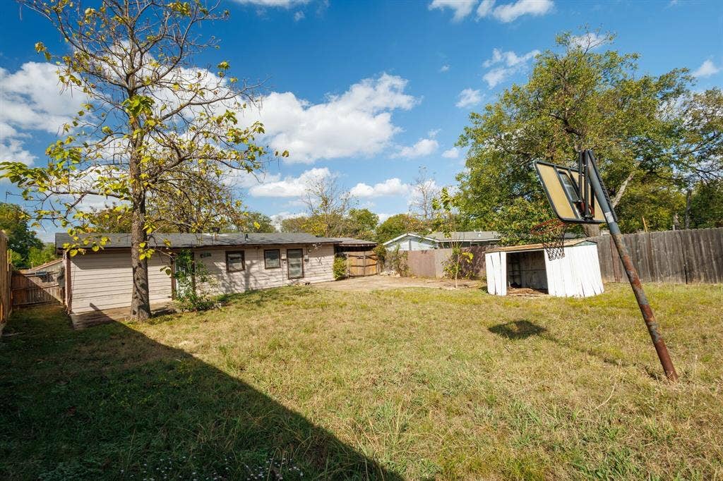 124 Rio Rita Drive, Garland, TX 75040 Large backyard