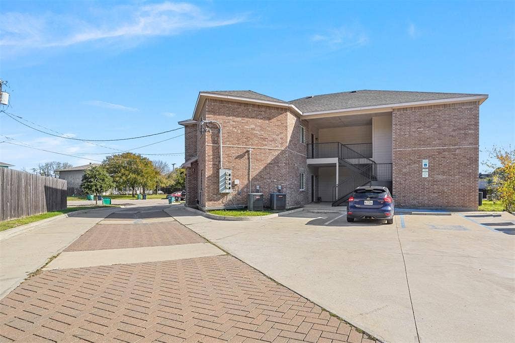 609 Meadow View Court, #202, Denton, TX 76207