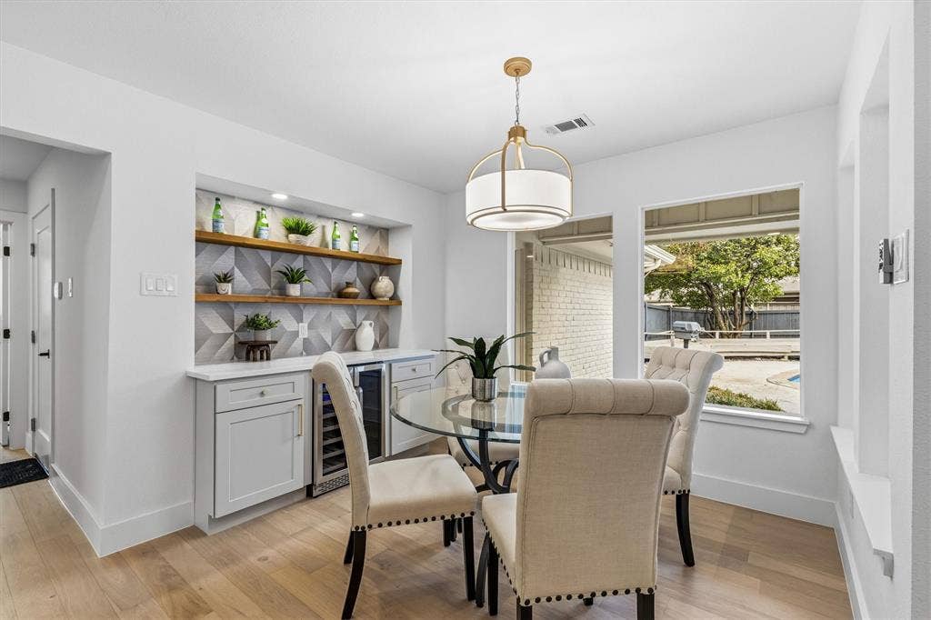 7031 Hunters Ridge Drive, Dallas, TX 75248 Breakfast Nook