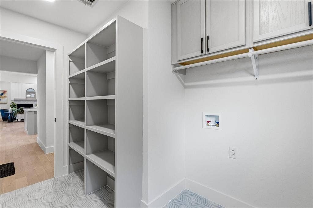 7031 Hunters Ridge Drive, Dallas, TX 75248 Laundry/Pantry room