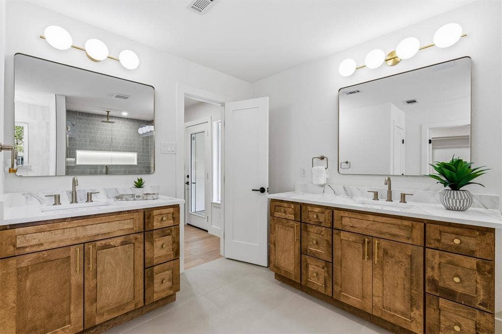 7031 Hunters Ridge Drive, Dallas, TX 75248 His & Hers vanities