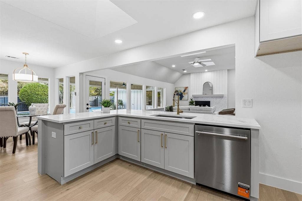 7031 Hunters Ridge Drive, Dallas, TX 75248 7031 Hunters Ridge Drive, Dallas, TX 75248
