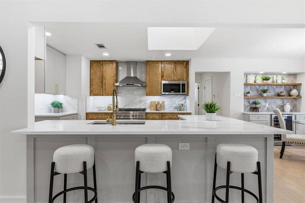 7031 Hunters Ridge Drive, Dallas, TX 75248 Eat-in kitchen