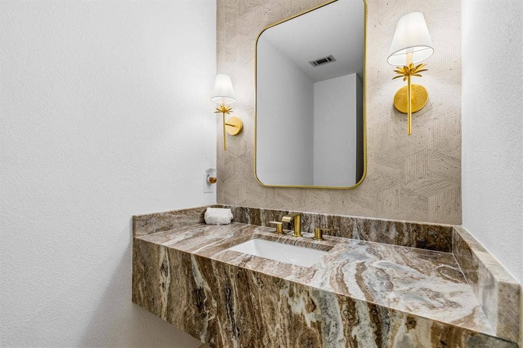 7031 Hunters Ridge Drive, Dallas, TX 75248 Powder bath