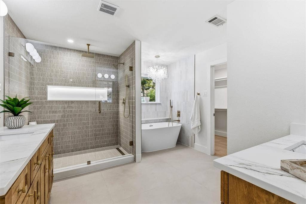 7031 Hunters Ridge Drive, Dallas, TX 75248 Primary bath