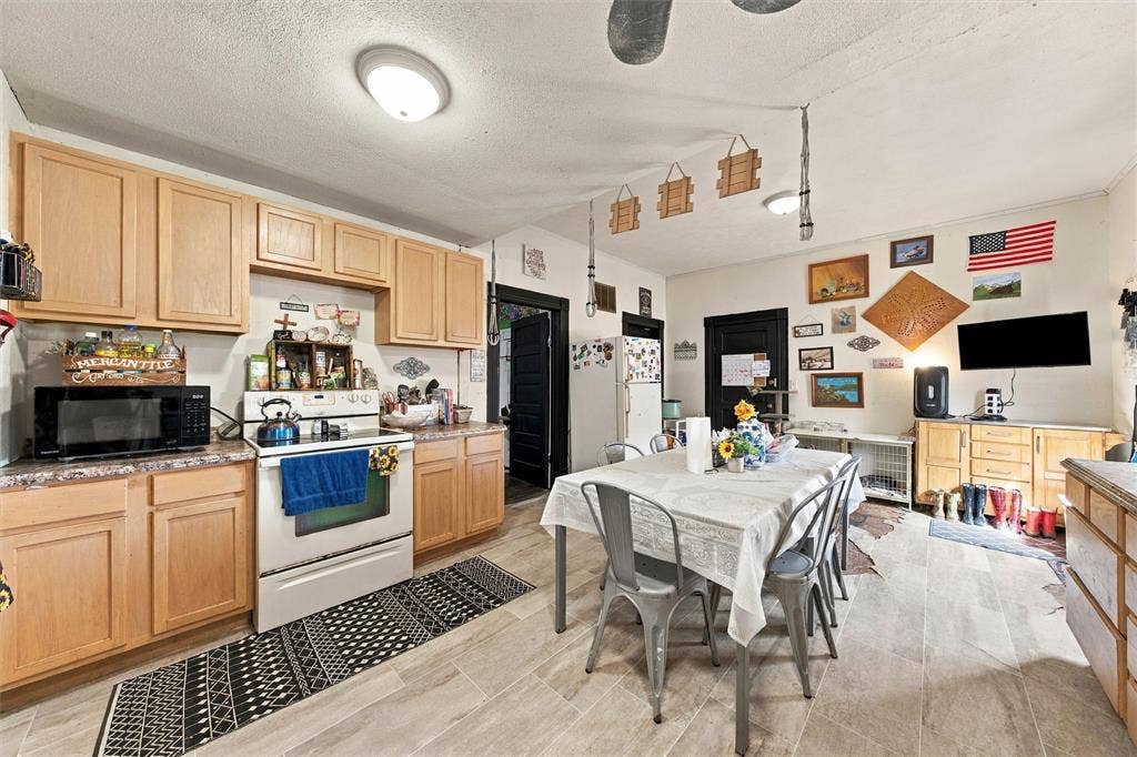 2183 Greig Drive, Robinson, TX 76706