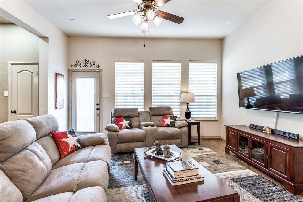 3833 Marcillia Circle, Irving, TX 75038 3833 Marcillia Circle, Irving, TX 75038