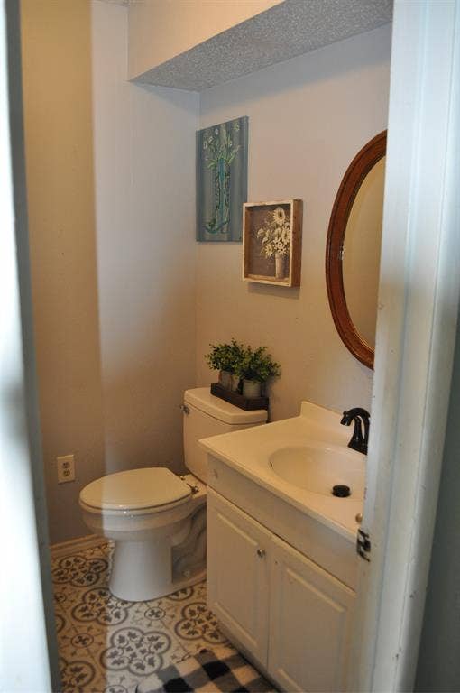 3777 County Road 1101, Celeste, TX 75423 downstairs half bathroom