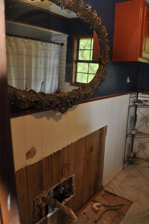 3777 County Road 1101, Celeste, TX 75423 Upstairs hall bath needs a sink