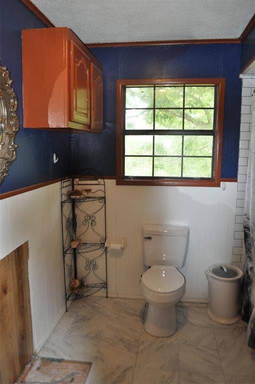 3777 County Road 1101, Celeste, TX 75423 Upstairs hall bath needs a sink