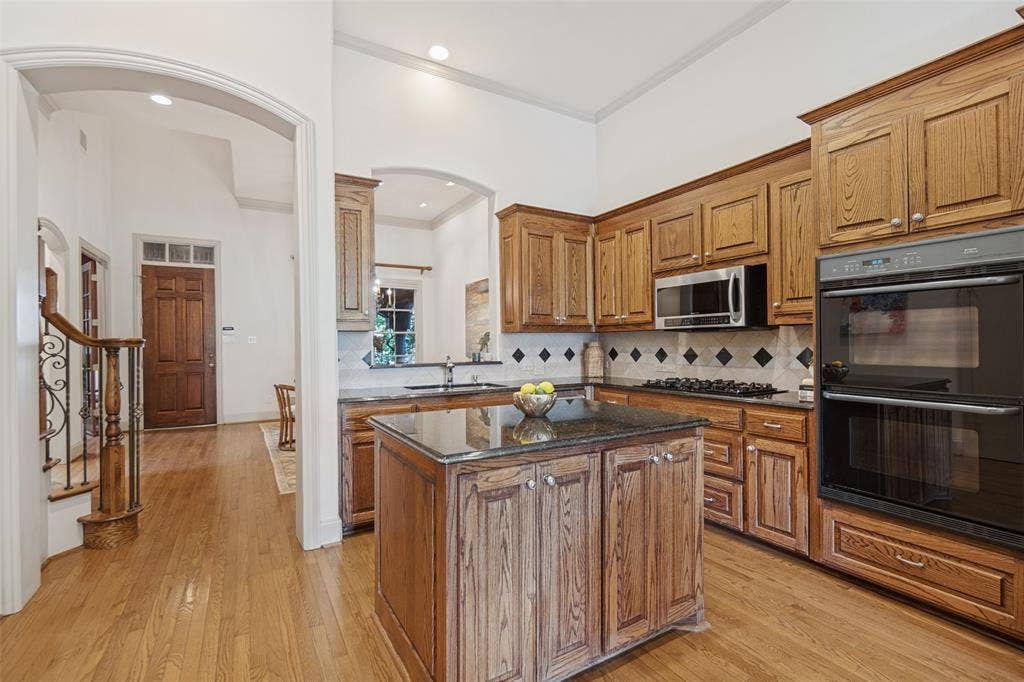 12050 Lueders Lane, Dallas, TX 75230 Kitchen and island