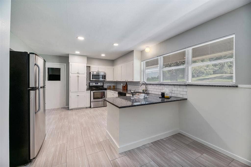 4516 Rolling Hills Drive, Fort Worth, TX 76119 Breakfast bar dining option for quick meals