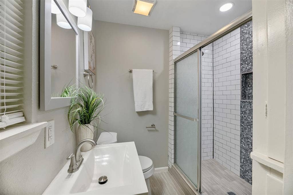 4516 Rolling Hills Drive, Fort Worth, TX 76119 Primay Bathroom