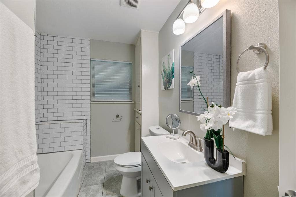 4516 Rolling Hills Drive, Fort Worth, TX 76119 Hall Bathroom
