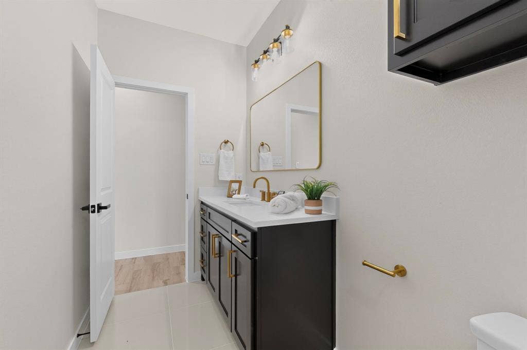 102 Nicklaus Drive, Sulphur Springs, TX 75482 Hall Bathroom