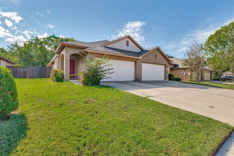 Property photo for 1433 Ravenwood Drive, Mansfield, TX