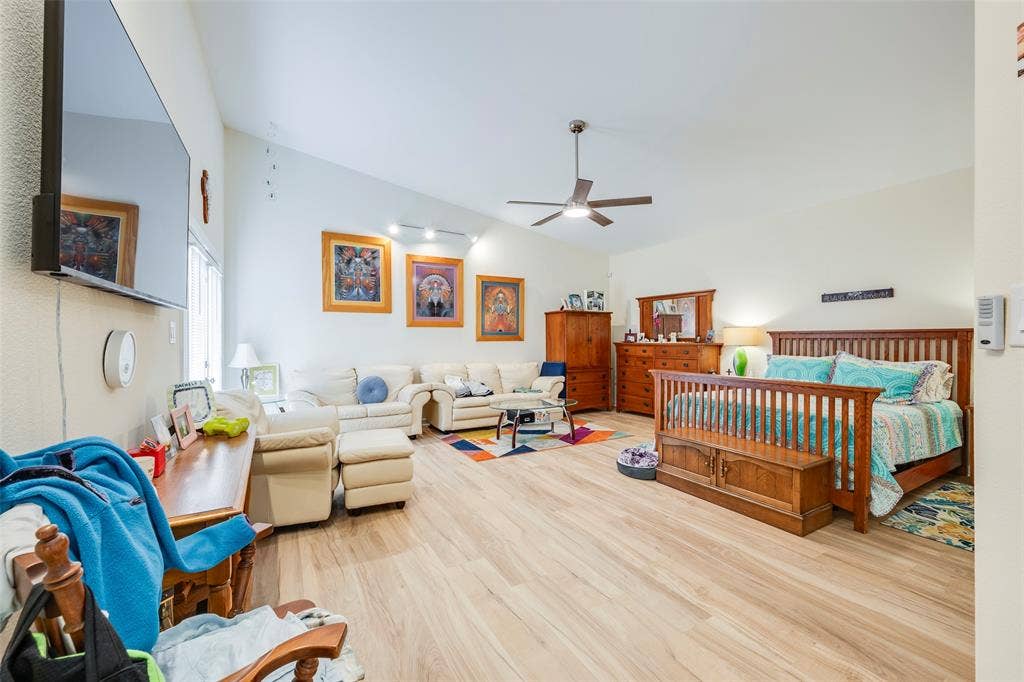 1031 Grandview Avenue, Dallas, TX 75223 Primary Bedroom is 20 x 20!