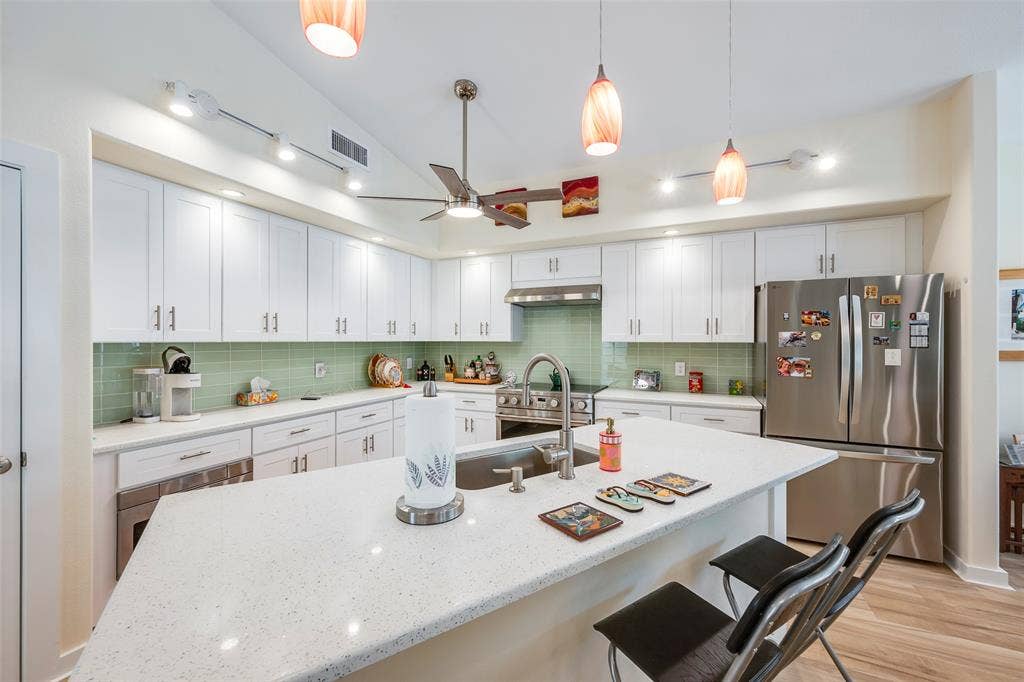 1031 Grandview Avenue, Dallas, TX 75223 Soft close cabinets and drawers