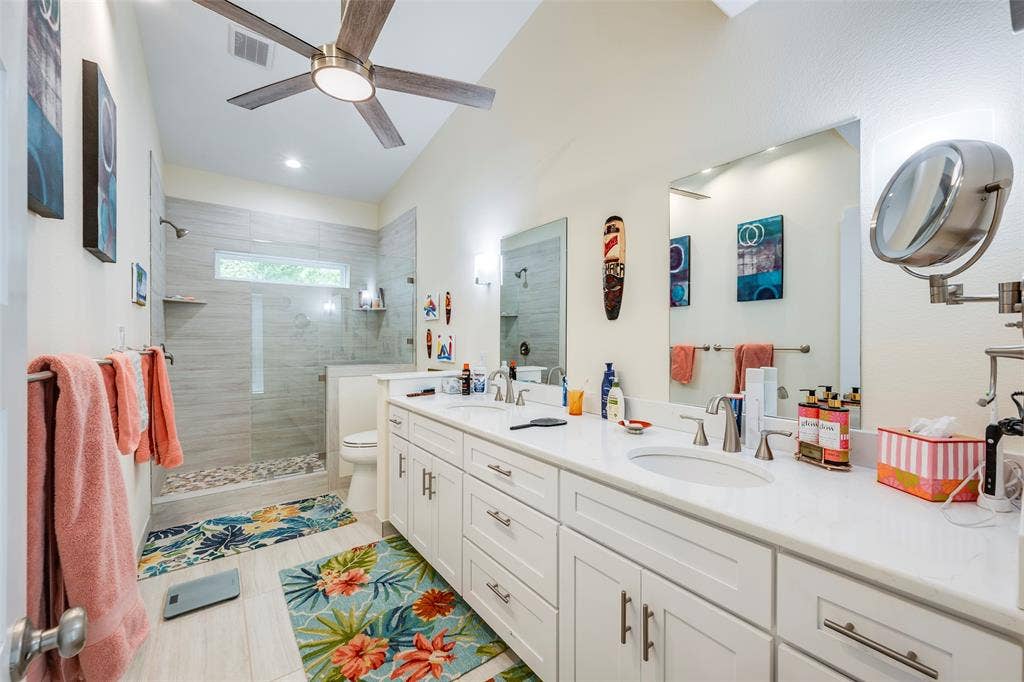1031 Grandview Avenue, Dallas, TX 75223 Primary Bathroom