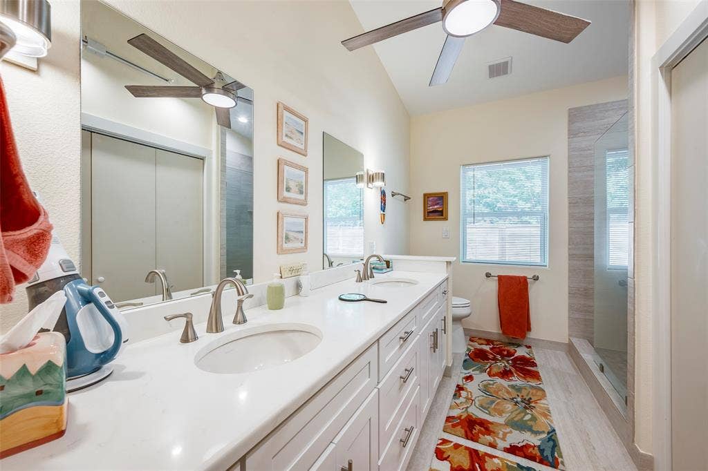 1031 Grandview Avenue, Dallas, TX 75223 Spacious Bathrooms with walk in showers