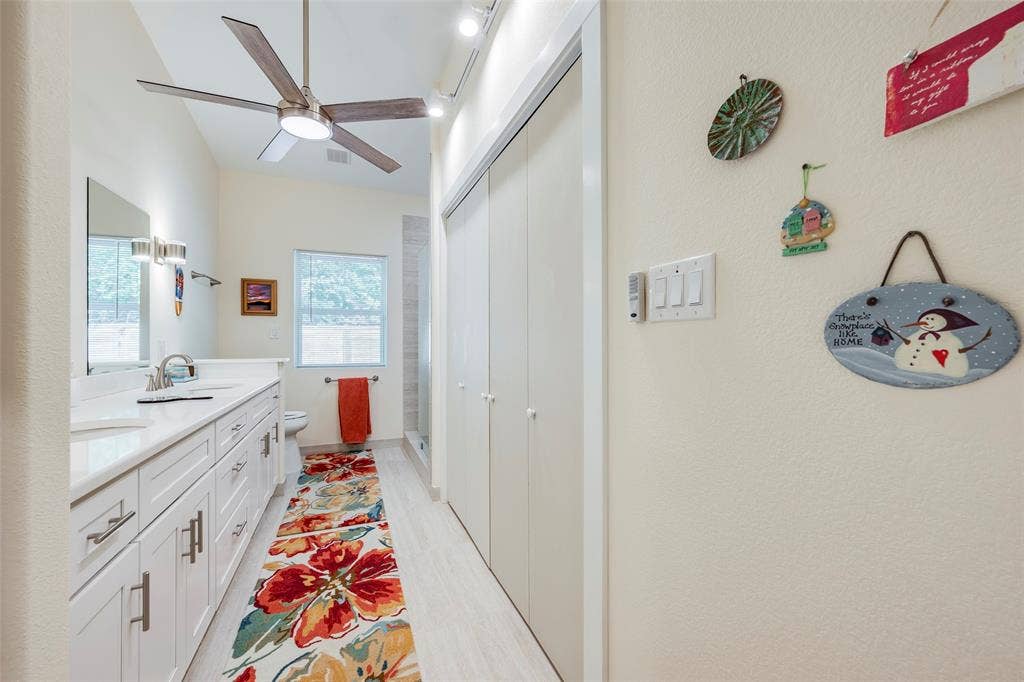 1031 Grandview Avenue, Dallas, TX 75223 Washer and dryer are in this bathroom and come with the house
