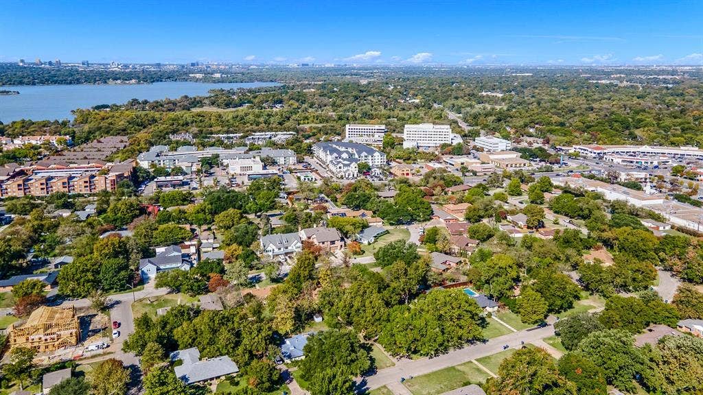 1031 Grandview Avenue, Dallas, TX 75223 Enjoy the trails and wildlife at White Rock Lake