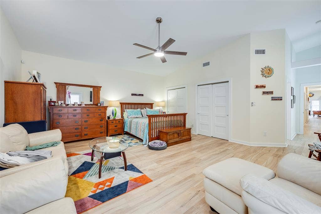 1031 Grandview Avenue, Dallas, TX 75223 Primary Bedroom has sitting area