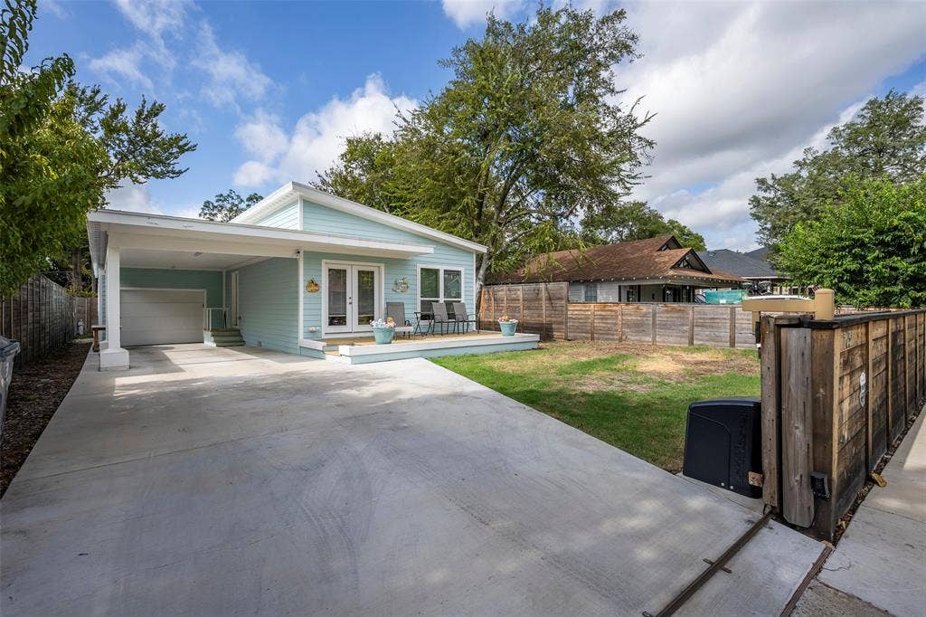 1031 Grandview Avenue, Dallas, TX 75223 Welcome to 1031 Grandview, less than 2 yrs old!