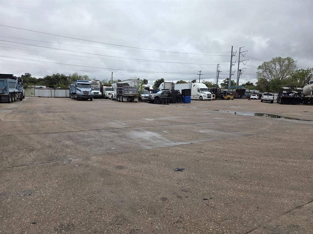 2311 Cartwright Street, Dallas, TX 75212 Expansive asphalt-paved lot featuring heavy-duty surfacing and open-site configuration